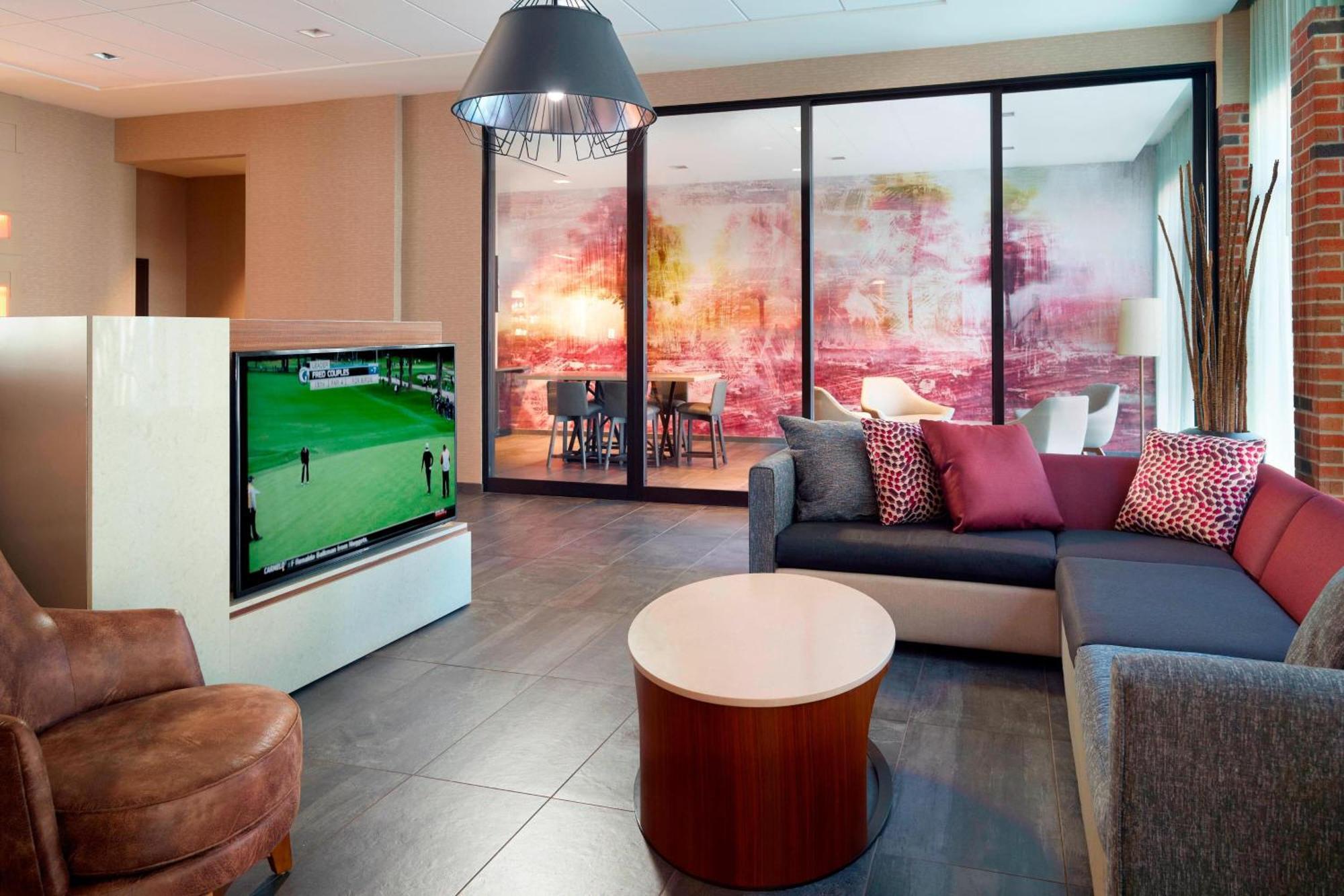 Courtyard By Marriott Lagrange Hotel Bagian luar foto