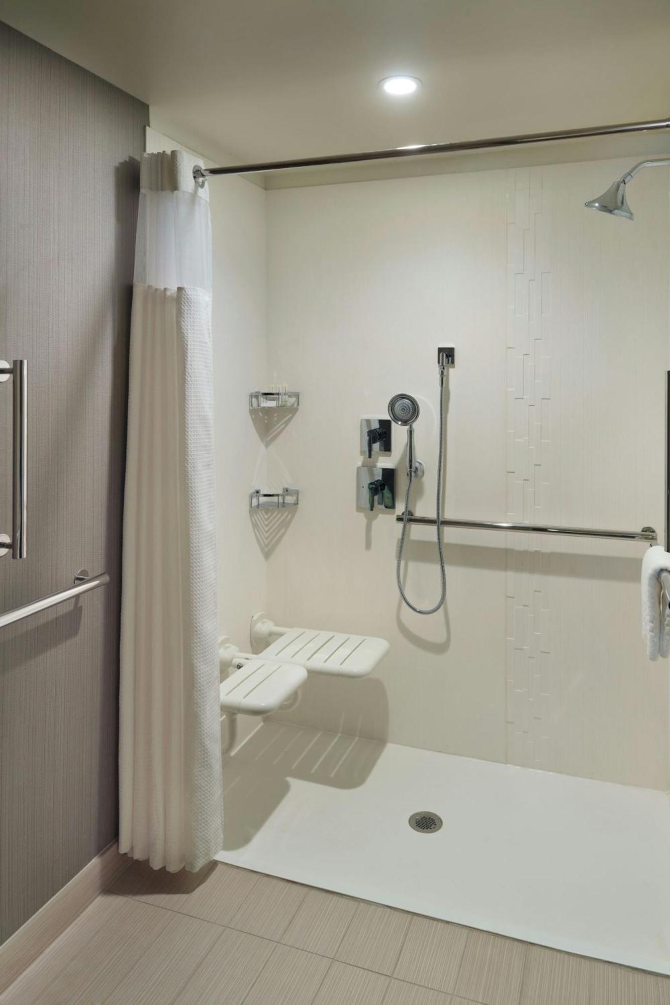 Courtyard By Marriott Lagrange Hotel Bagian luar foto