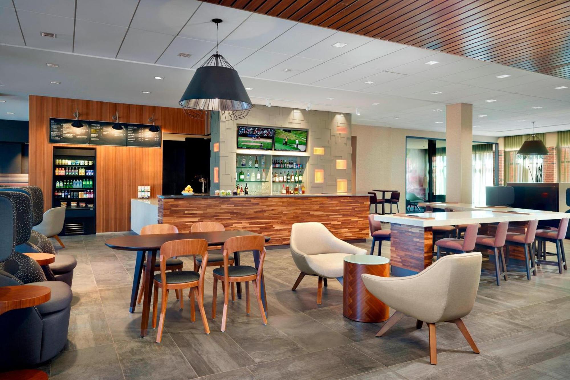 Courtyard By Marriott Lagrange Hotel Bagian luar foto