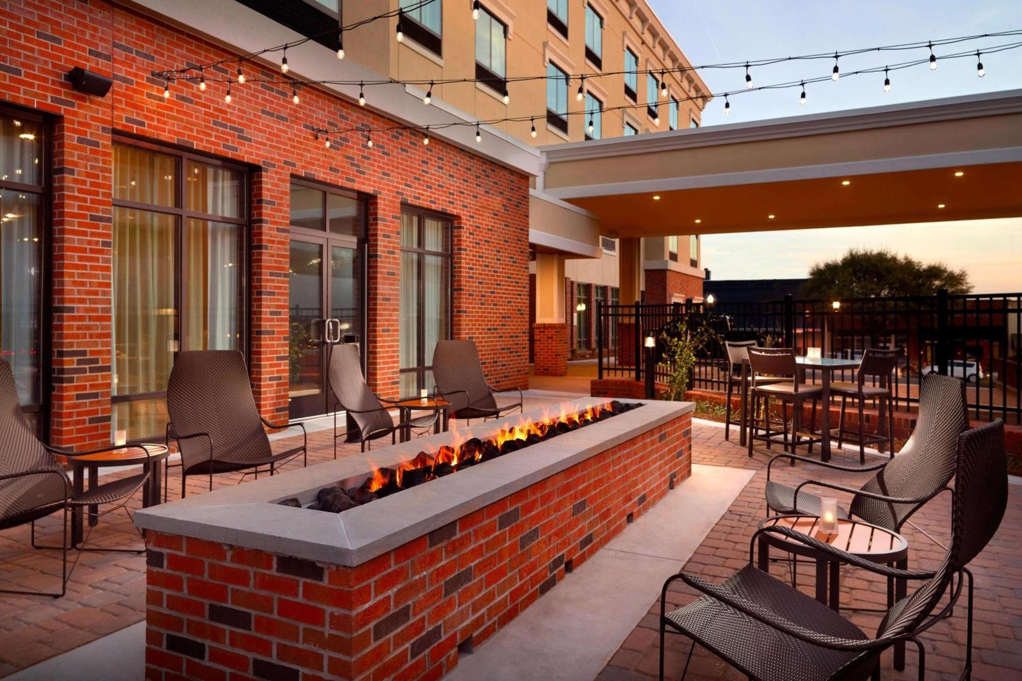 Courtyard By Marriott Lagrange Hotel Bagian luar foto