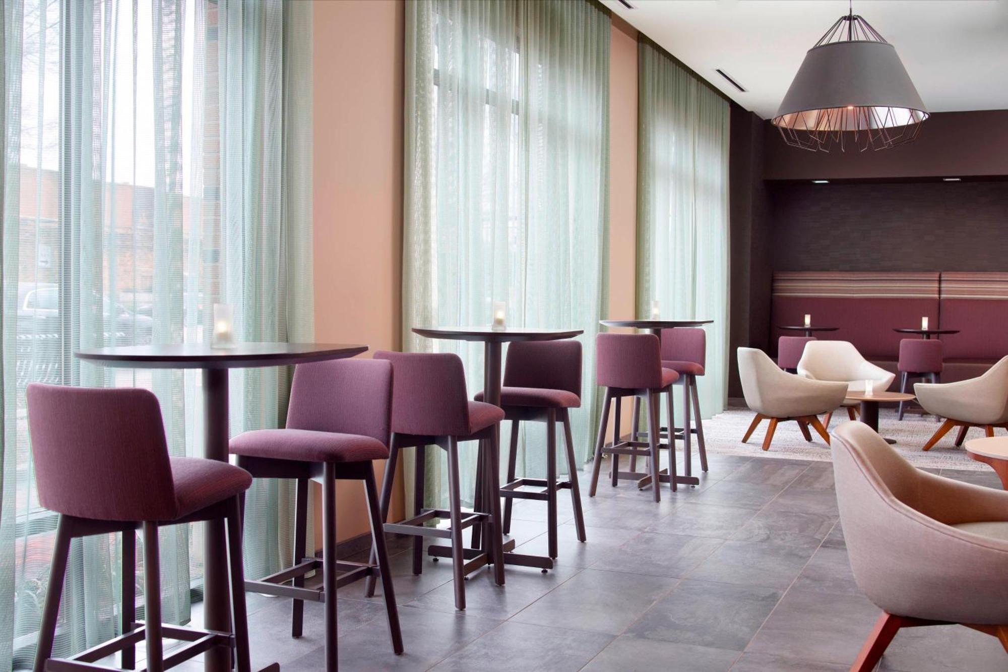 Courtyard By Marriott Lagrange Hotel Bagian luar foto