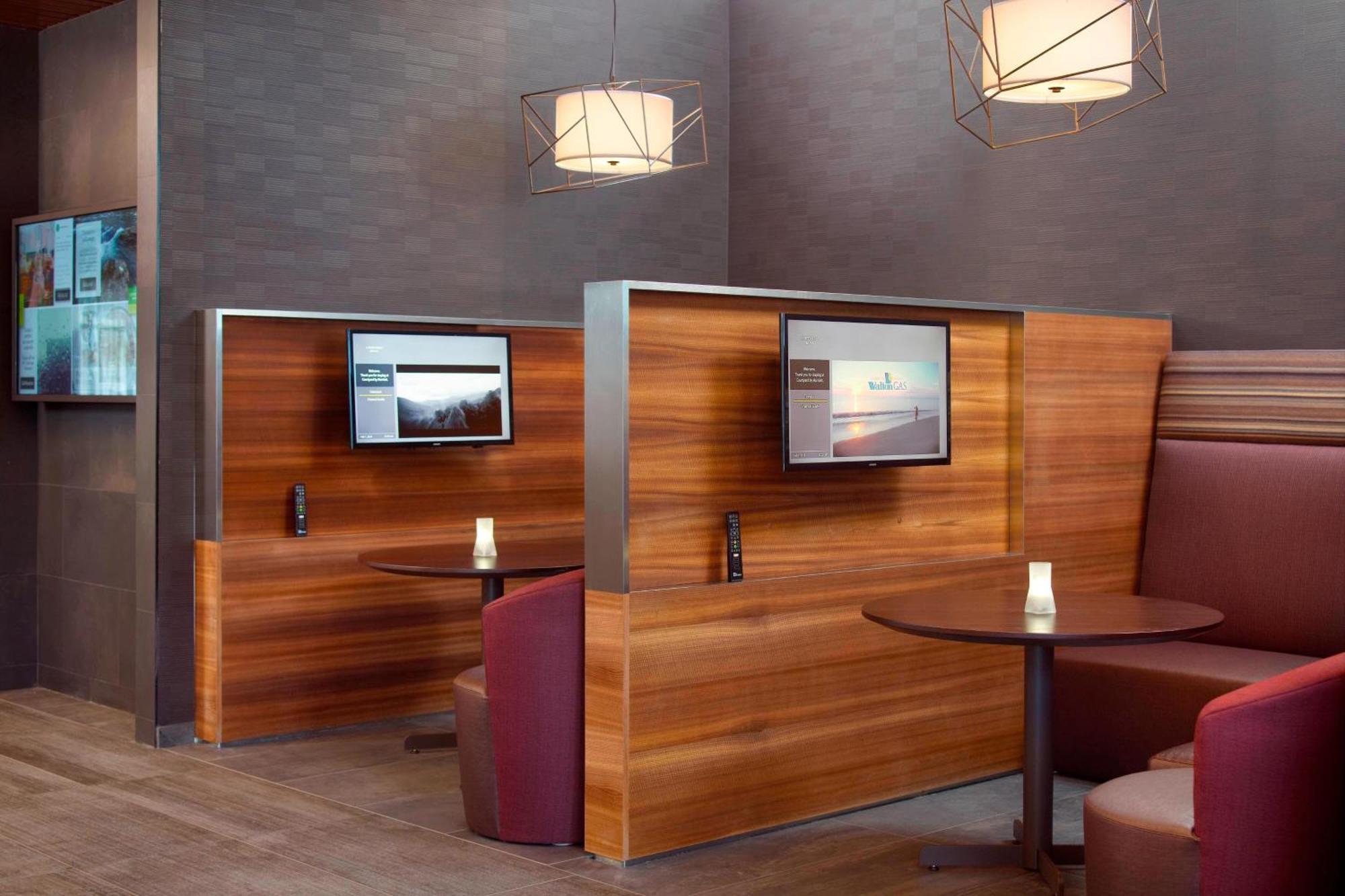 Courtyard By Marriott Lagrange Hotel Bagian luar foto