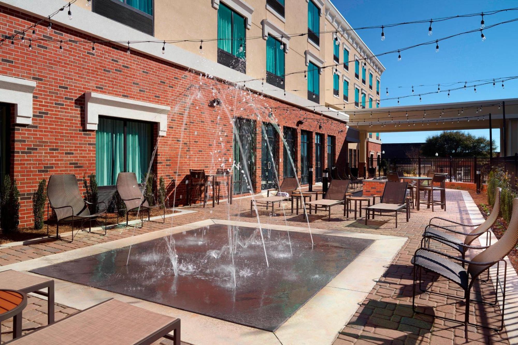 Courtyard By Marriott Lagrange Hotel Bagian luar foto