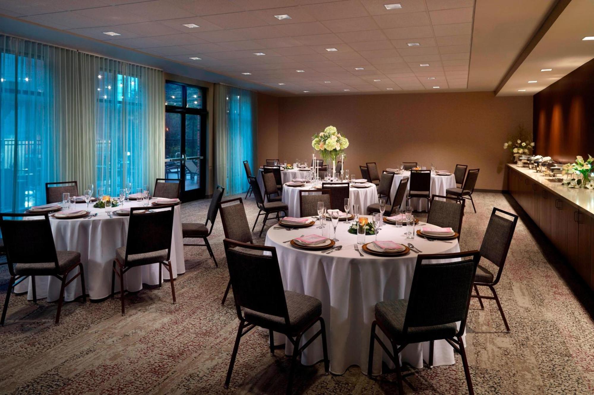 Courtyard By Marriott Lagrange Hotel Bagian luar foto