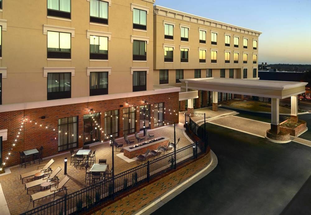 Courtyard By Marriott Lagrange Hotel Bagian luar foto